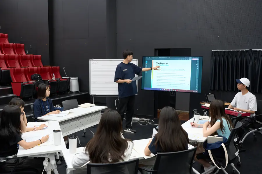 강사의 설명을 듣는 학생들