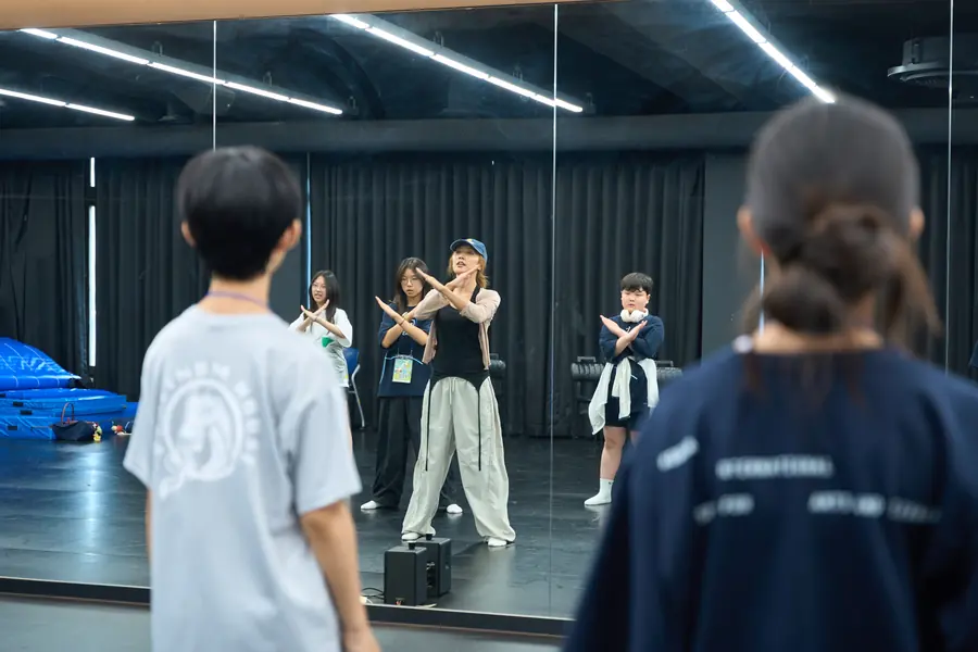 연습실 거울 앞 퍼포먼스 연습